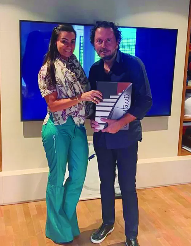 Karla Fortuna visitou em São Paulo o conceituado arquiteto João Armentano, que presenteou a elegante advogada com seu livro, reunindo os 18 projetos favoritos     