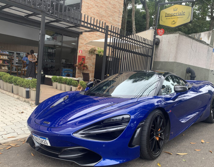 Na manhã dominical  esta McLaren  720S 4.0 V8 Turbo,  estacionada em  frente à Imperiale  Confeitaria, chamou  a atenção de  quem passava  pela Rua das  Petúnias, no Novo  Horizonte. O bólido,  superesportivo, está  avaliado em R$ 3,5  milhões e tem uma  aceleração de 0 a  100 km em apenas  2,9 segundos