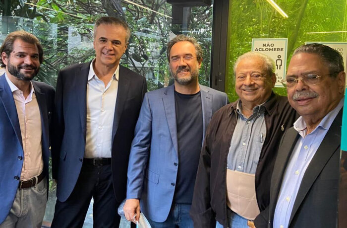 Na estreia do Canal Viver Brasil no canal 527 Net/Claro, o diretor e idealizador do CVB, Gustavo Cesar de Oliveira, o presidente da Rede Mater Dei de Saúde, Henrique Salvador; o arquiteto João Carlos Moreira, o ex-ministro Alysson Paulinelli e o jornalista Paulo Cesar de Oliveira 