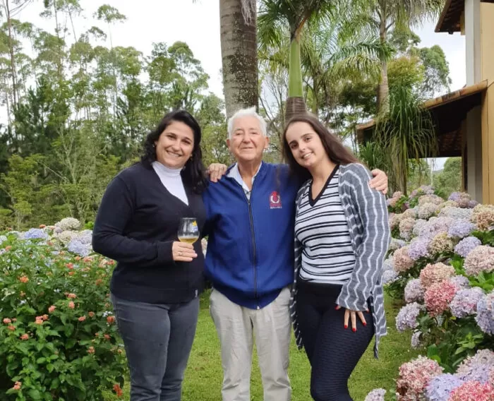  José Ventura, entre a filha Andréa e Júlia Coelho, curtindo a tranquilidade de sua fazenda em Bom Jardim de Minas 