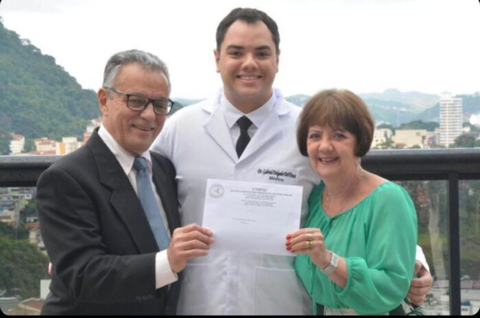 Gabriel Delgado Del’Duca com os pais Marcus e Norma Del’Duca na colação de grau em medicina pela Unipac