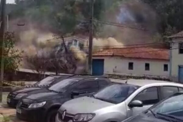 Casarão histórico em Ouro Preto é destruído após queda de barranco; veja imagens 1 casarao destruido em ouro preto e1642081537224