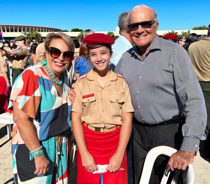 Cerimônia em Brasília: Vânia e José Mauro Cupertino radiantes com a neta Manuella Cupertino Queirod, após ela receber a Boina Garança, no Colégio Militar de Brasília. A instituição de ensino tem uma grande tradição na formação de líderes. 