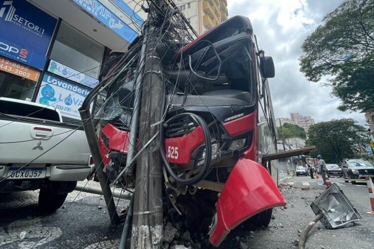 3onibus acidente na itamar franco by marcos neves e1644837579835