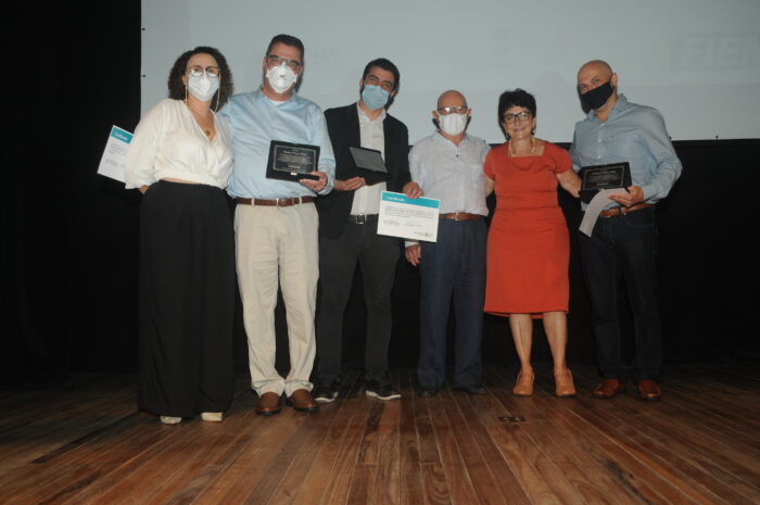  Adriana de Freitas, Leonardo Gabriel Rebouças, Marcelo de Assis, Eduardo Pinheiro de Assis, Mariângela Miranda Marcon (presidente do Sindivest-JF) e Salime Ribeiro Salles na solenidade do Reconhecimento do Arranjo Produtivo (APL) Farol da Mata Vestuário e Afins, no Teatro Paschoal Carlos Magno Foto: Andréa Ottoni