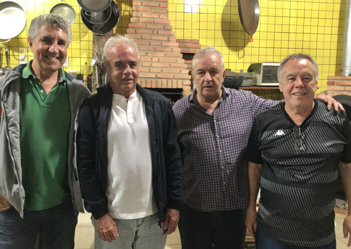 Cezar Prata, os irmãos Pedro Luiz (Pey) e Rominho Andrade e Sinval Cruz em clima de ‘happy hour’  