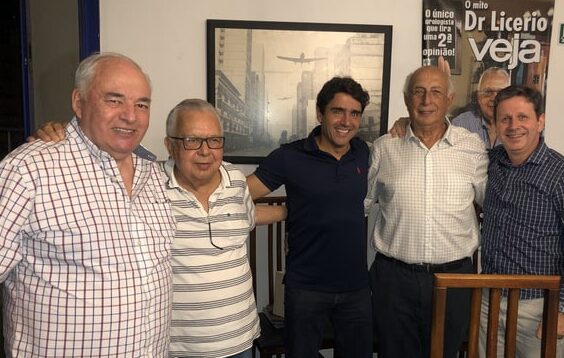 Valmir de Castro Pinto, José Licério Neves, Valério Ribeiro, Thales Ramos e Toninho Rezende Pinto. Ao fundo, um poster com uma capa da "Veja" homenageando José Licério, um dos fundadores da Academia Rio Branco