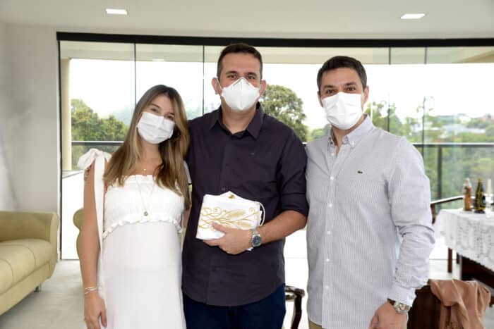 O padre Pierre, ladeado por Thaís de Landa Gonçalves e Hugo Franzone, na bênção inaugural da Flora Residencial Sênior, ontem, no Novo Horizonte Foto: Wólmer Monteiro