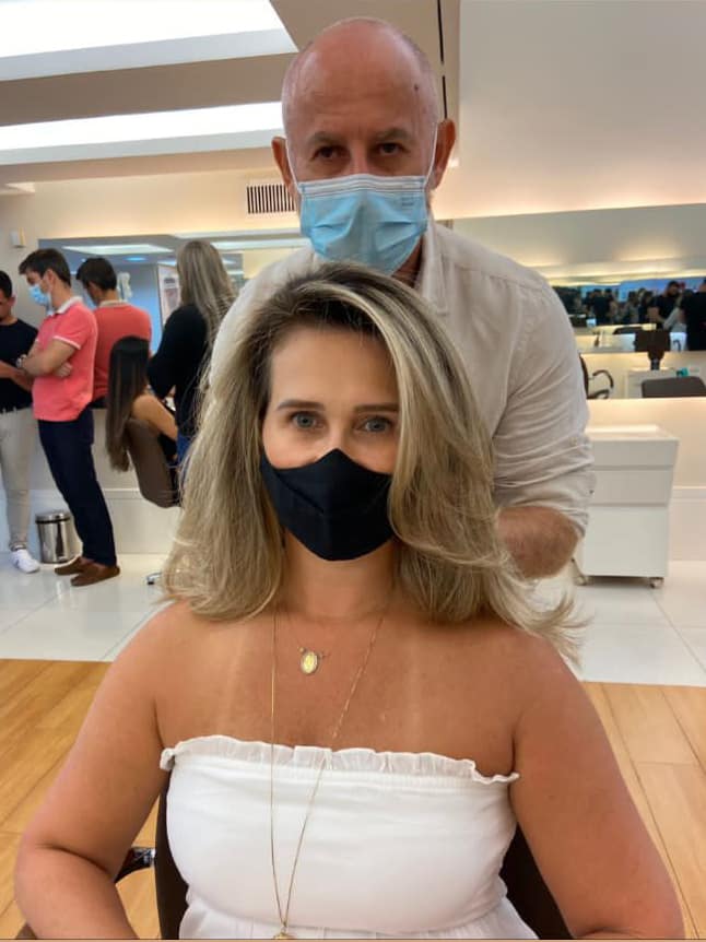 O famoso ‘coiffeur’ Rudi Werner circulou na franquia do Independência Shopping, onde cortou as madeixas de Daniela Guarçoni 