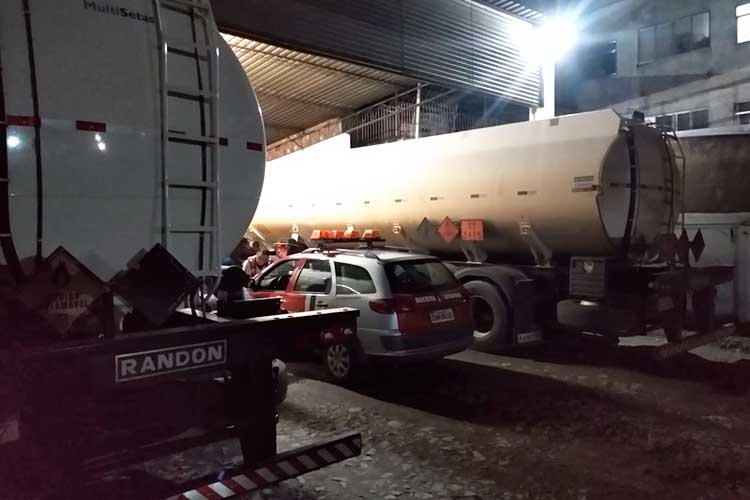 Dez caminhões de combustíveis são apreendidos na Zona Norte 2 caminhoes combustiveis apreendidos by pm do meio ambiente2