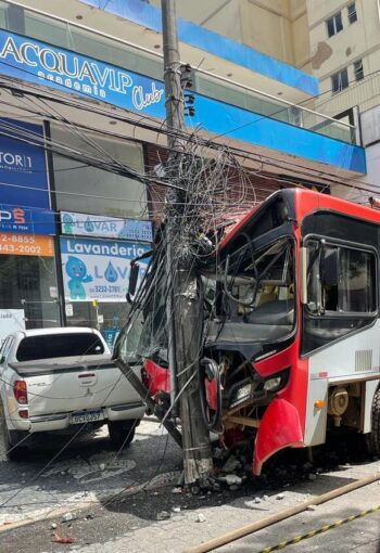 onibus acidente na itamar franco by marcos neves e1644837702914