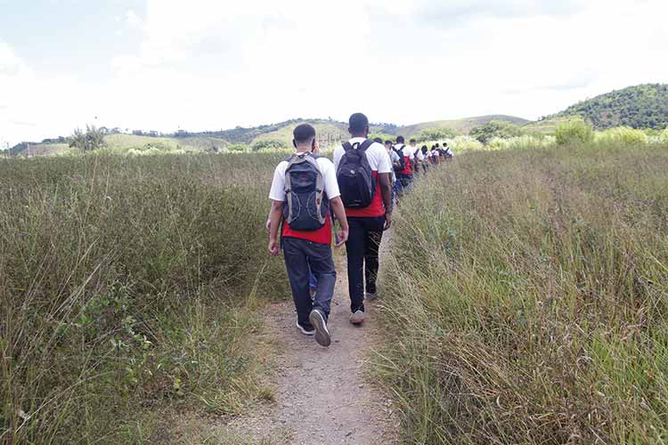 Para acessar escola, alunos se arriscam ao atravessar a BR-040 2 Alunos Sesi Senai Barreira 040 fernando priamo 12