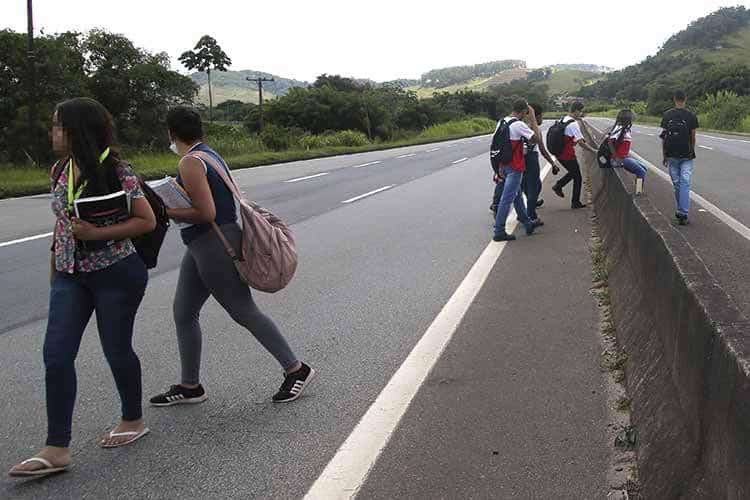 Para acessar escola, alunos se arriscam ao atravessar a BR-040 3 Alunos Sesi Senai Barreira 040 fernando priamo 26