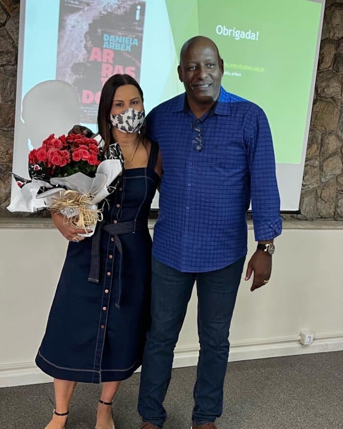  Daniela Arbex com o presidente do Sinteac, Sérgio Félix, durante a palestra e lançamento do livro “Arrastados”, no Hotel Serrano