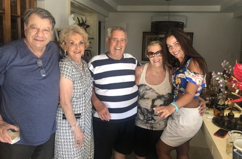 Celso Martins, Yvonne Ahouagi Costa, o anfitrião Eduardo Villela de Andrade, Amelinha Picorone e Janaína Abreu em tarde de almoço dominical em Ipanema, no Rio