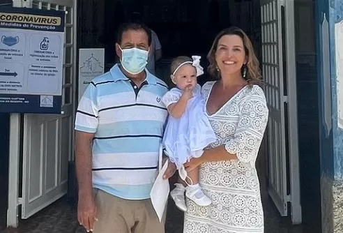 Alcedir Nunes e Elaine Moreira com a filha Maria Antônia, que foi batizada em Santana do Deserto e teve seu primeiro aniversário comemorado na Fazenda Boa Esperança