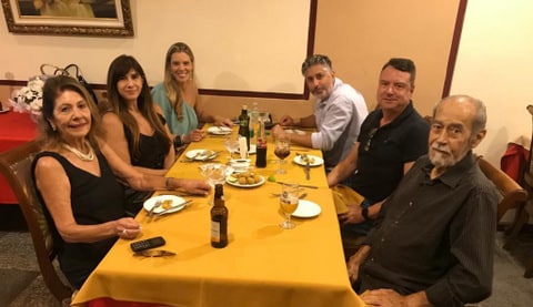 A aniversariante Niuccia e Júlio Camargo com os filhos Paola (com Luiz Cláudio) e Júnior (com Renata) no almoço do Brasão. Ontem, no reduto dos Camargo, as comemorações tiveram sequência com as presenças de netos, bisnetos e amigos