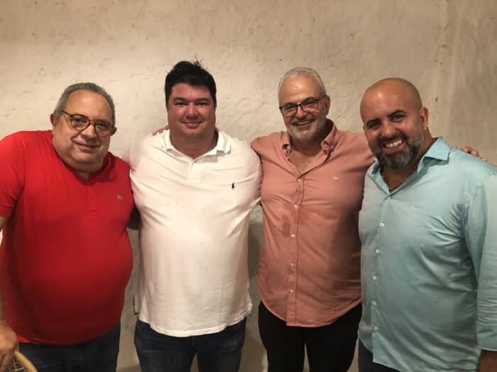Rogério Adum Araujo com o presidente do Clube do Whisky, Alexandre Elias Ferreira, o reitor da UFJF Marcos David e Lessandro Hebert no jantar do Milos 