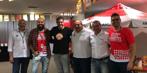 Toninho Simão (de camiseta preta) ladeado pelo alto comando da Amstel: Alfredo Assis, Alberto Alencar, Reinaldo Silveira, Romildo Bonfante e Lucas Santos na reunião com os participantes do Comida di Buteco. A Amstel vai estrear como cerveja oficial do concurso, que começa dia 8 de abril 