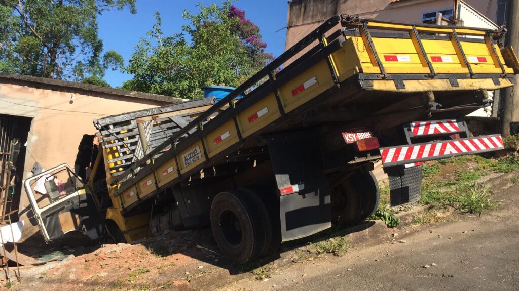 caminhao bate em residencia 1 fernando priamo