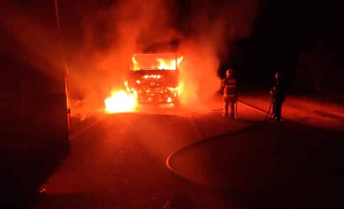 caminhao suinos foto divulgacao corpo de bombeiros