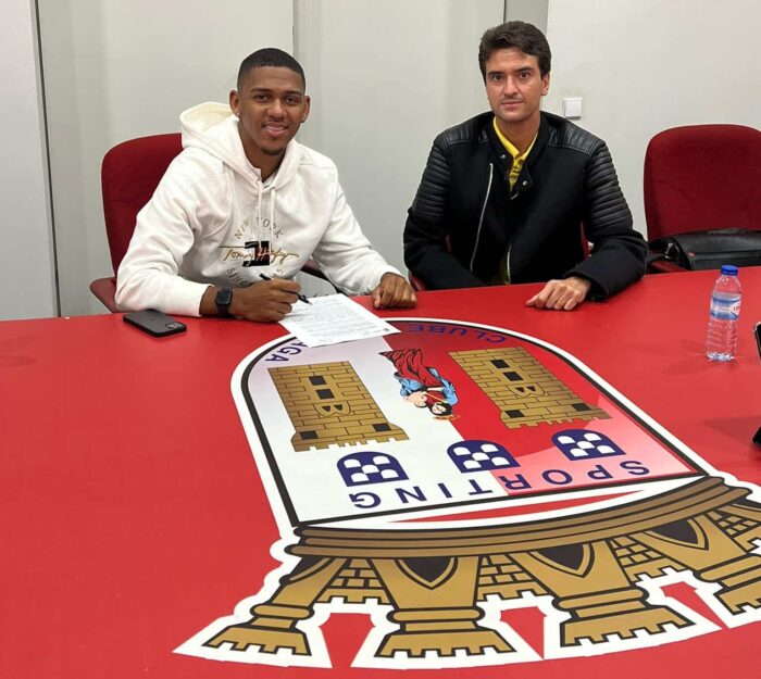 O jogador Guilherme Smith, ao lado do advogado e agente FIFA Felipe Fortuna, assinando contrato com o Sporting Braga, em Portugal    