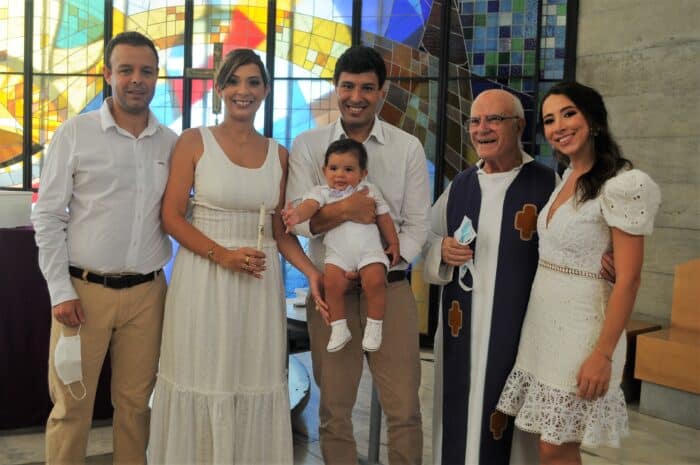 Os padrinhos Renato Dárcio Camilo Júnior e Alexandra Cumani Toledo ladeando Gabriela e Gustavo Bittencourt Camilo com o filho Guilherme, que foi batizado pelo padre Cabada na capela do Jesuítas Foto: Andréa Ottoni