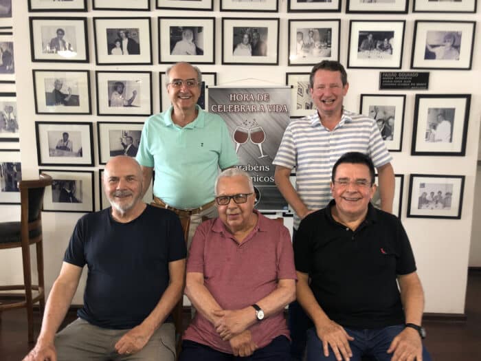 Os aniversariantes Marcos Lúcio Siqueira, Josélio Vitói Rosa, Luiz Cezar Falabella, José Licério Neves e Edy Prata no almoço que movimentou a Academia Rio Branco (ao fundo, a memória fotográfica do Faisão Dourado, acervo de Edson Alvim)