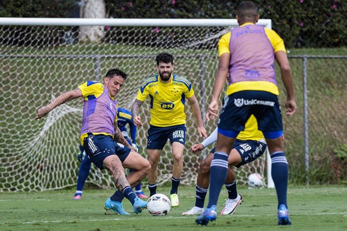 Atacante Edu (com a bola) foi artilheiro da última Série B pelo Brusque (Foto: Gustavo Aleixo/Cruzeiro)