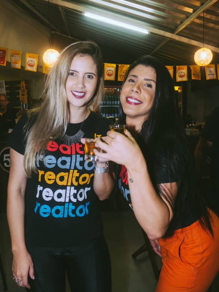 Mariana Fazza e Júlia Duque enfeitaram a caravana da Brasil Imóveis no Comida di Buteco