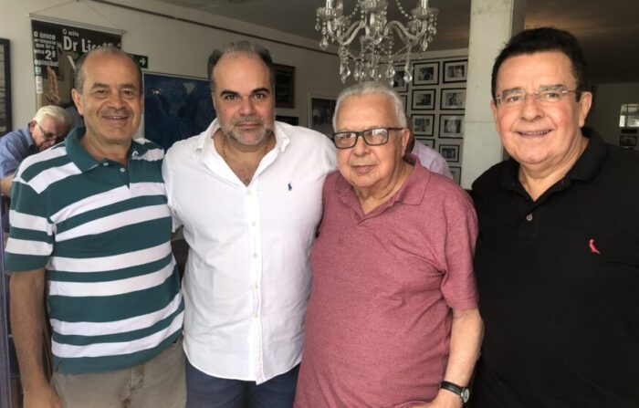 Emanuel Rodrigues de Mattos e Paulo Gonçalves Júnior com os aniversariantes José Licério Neves e Edy Prata, durante almoço libanês na Academia Rio Branco 