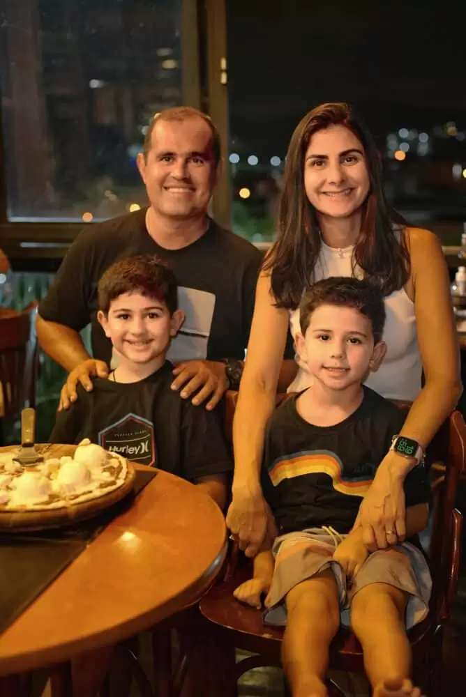 Hugo Siqueira e Natália Domingues com os filhos Luca e Heitor, que estrearam de “chefs mirim” no Mr. Tugas, lançando uma saborosa pizza doce com brigadeiro, sorvete de creme, palha italiana e farofa de biscoito