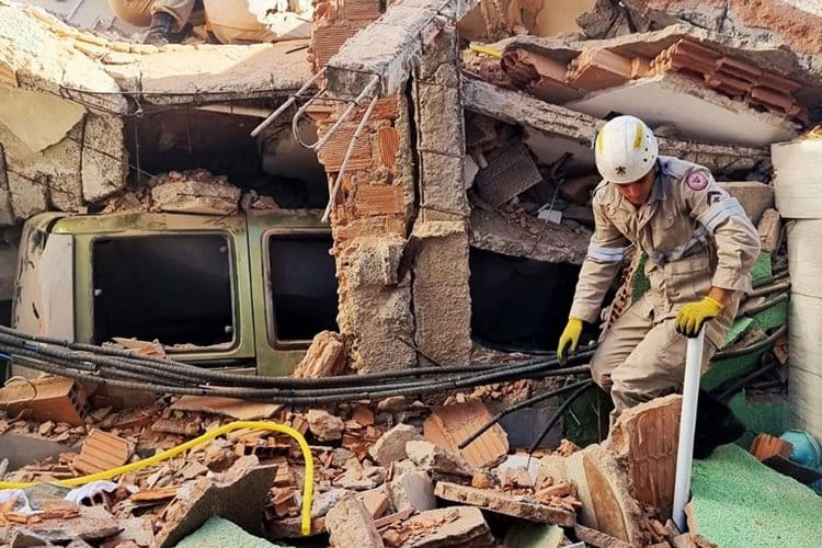 Prédio de três andares desaba no Espírito Santo e deixa um morto 1 predio vila velha 2 divulgacao corpo de bombeiros