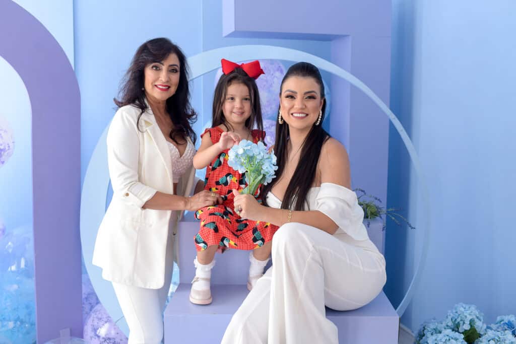 Mãe, exemplo de amor e doação 4 Antonieta Borges com a filha Gabriela Borges Barra e a neta Maite