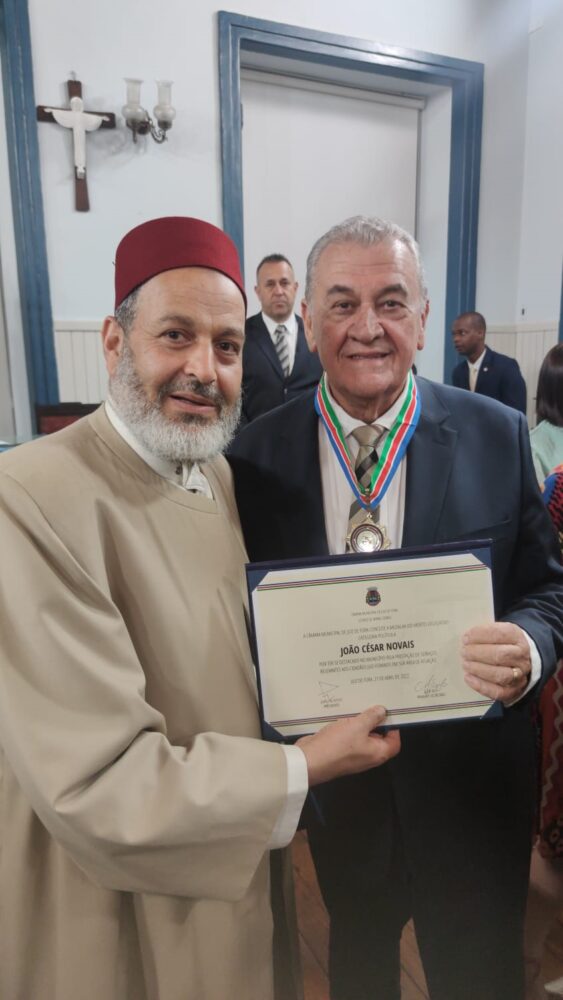 O ‘sheik’ Khaled Taky El Din e o homenageado João Cesar Novais, na entrega do “Mérito Legislativo”, na Câmara