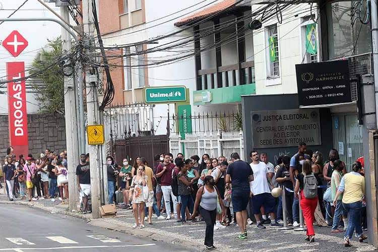 Justiça Eleitoral bate recorde de cadastros em último dia de regularização  - Politica - Estado de Minas