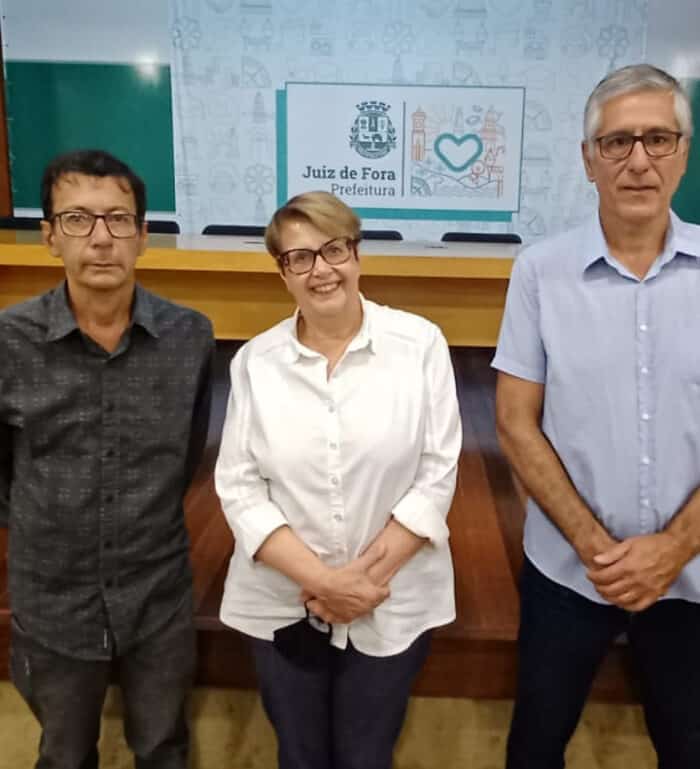 A prefeita Margarida Salomão laedada pelos secretários Ivan Chebli (Saúde) e Marcelo Mata (Esporte) no lançamento do Projeto Saúde em Movimento, que coordenará as atividades físicas como promotoras de saúde nas UBSs