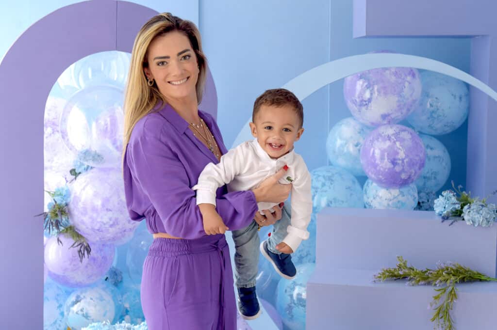 Rachel Mattos de Carvalho Vieira com o filho Gabriel