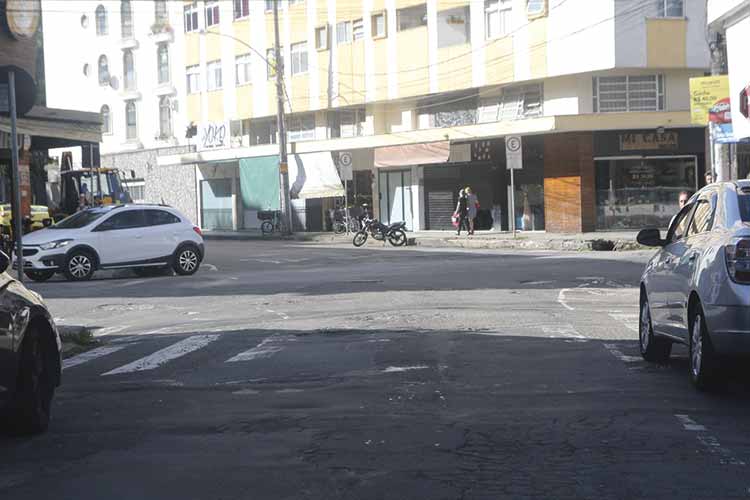 Obra provoca mudanças no trânsito em rua do Jardim São Manoel - Jornal Local