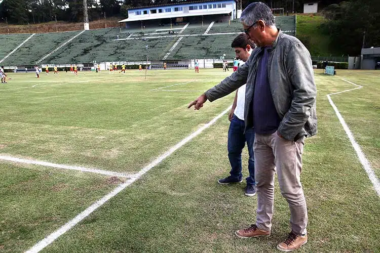 Secretário-Marcelo-fala-do-gramado---fernando-priamo-(5)