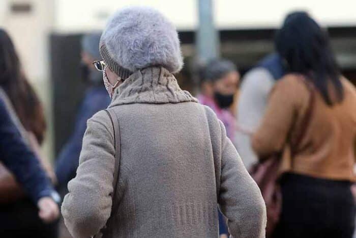 Inverno em Juiz de Fora - pessoas saem agasalhadas em dias frios