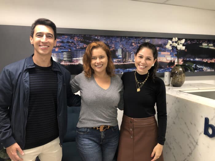 A nova superintendente do Independência Shopping, Juliana Schmidt ladeada pelo gerente de marketing Jonas Mendonça, e sua antecessora Giseli Leal
