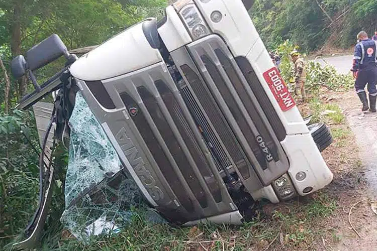 Carreta capota, e motorista fica ferido na União Industria 1 acidente Uniao Industria divulgacao corpo de bombeiros