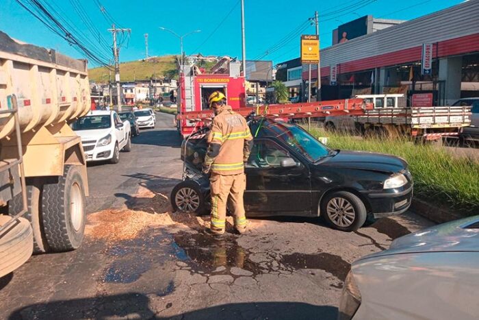 Duas pessoas ficam feridas em colisão entre carro e caminhão na Avenida JK 1 colisao JF foto Bombeiros Divulgacao