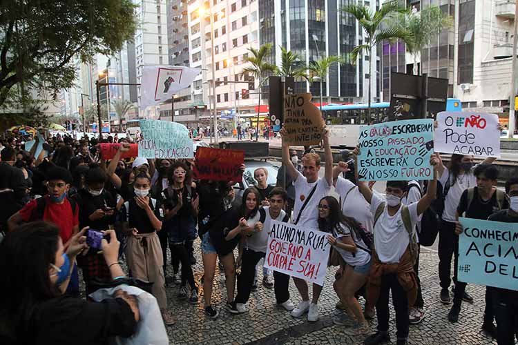 Estudantes de instituições federais de JF protestam contra bloqueio de verbas 1 Manifestacao dos estudantes fernando priamo 3