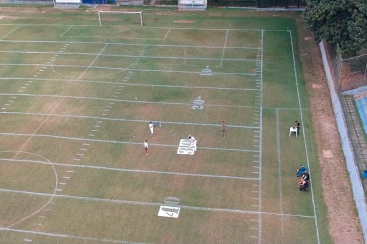 Estádio Municipal em festa com futebol americano