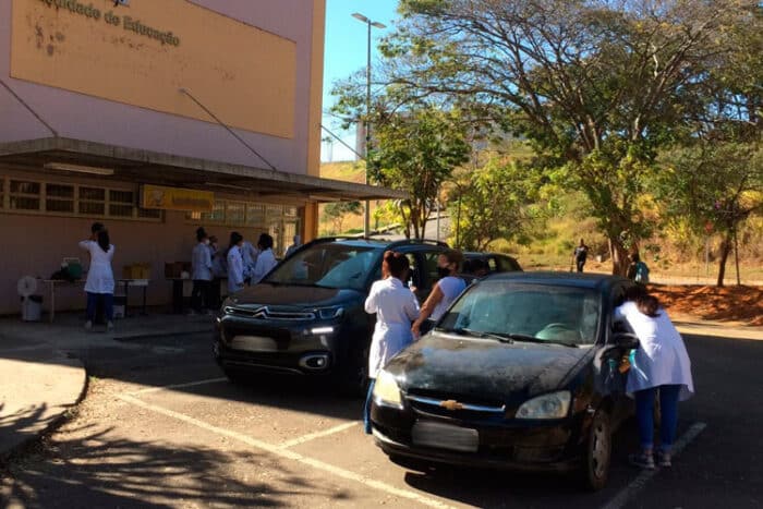 Drive-thru na UFJF imuniza população contra a Influenza 1 drive-thru