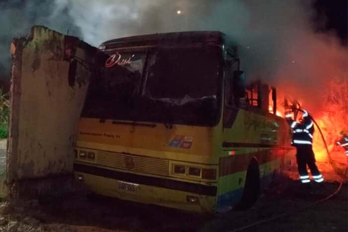 onibus incendio lafaiete by bombeiros