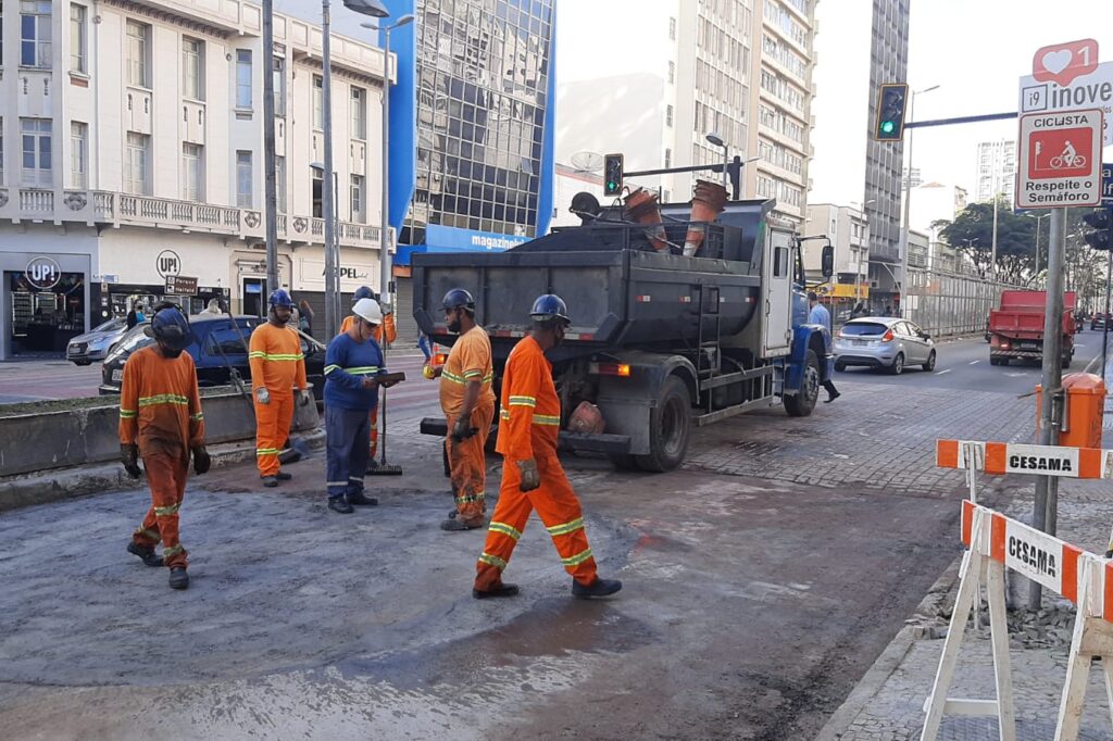 PJF realiza trabalho emergencial na Rio Branco após rompimento de tubulação 2 2transito na rio branco by pjf e1657541989536