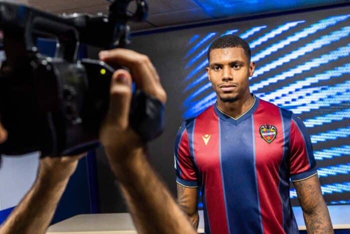 Wesley Moraes é apresentado como novo camisa 9 do Internacional e